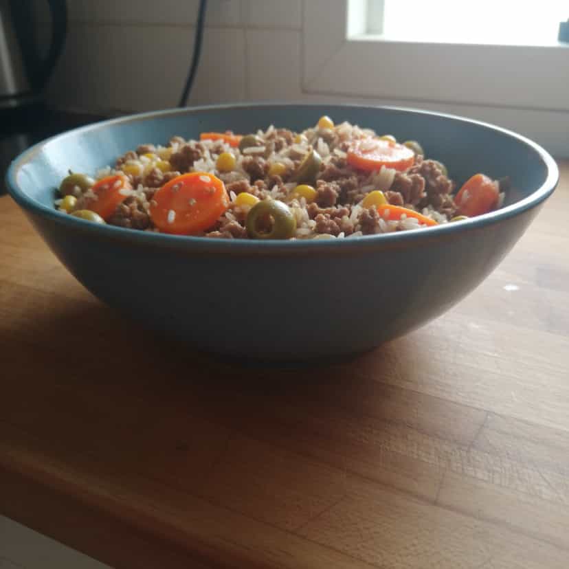 Foto deliciosa de Arroz com Carne Moída pronta para servir - Pratos Brasileiros Icônicos