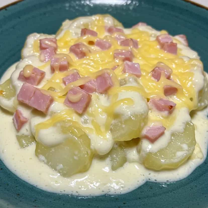 Foto deliciosa de Batata Gratinada Cremosa com Presunto pronta para servir - Almoço & Jantar