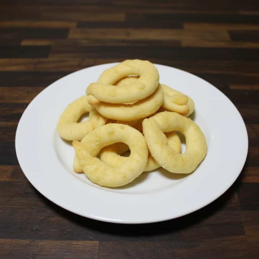 Foto deliciosa de Biscoitos de Polvilho e Parmesão pronta para servir - Chips & Biscoitos