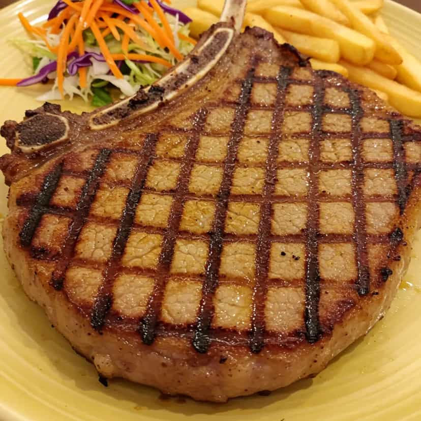 Foto deliciosa de Bisteca Assada ao Queijo e Maionese pronta para servir - Carnes & Frango