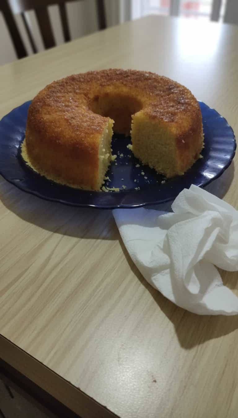 Foto deliciosa de Bolo Fofinho de Fubá no Microondas pronta para servir - Bolos & Cupcakes