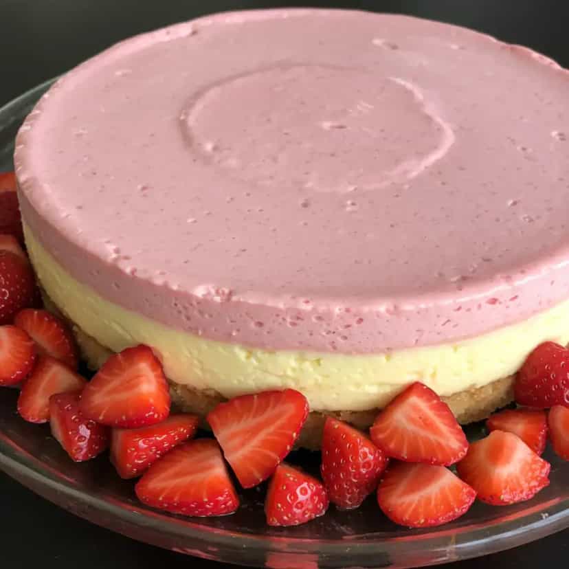 Foto deliciosa de Bolo Pudim de Iogurte com Morangos pronta para servir - Bolos & Cupcakes
