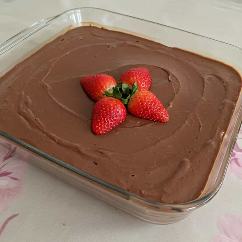 Foto deliciosa de Bombom de Morango na Travessa pronta para servir - Outras Receitas