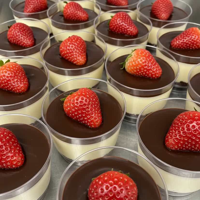 Foto deliciosa de Bombonzão de Morango ou Uva pronta para servir - Sem Assar