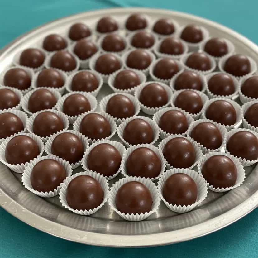 Foto deliciosa de Brigadeiros de Chocolate pronta para servir - Sem Assar