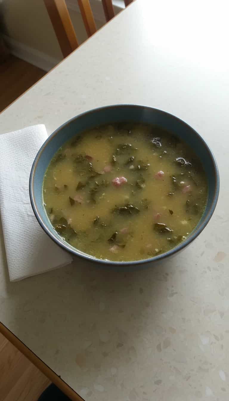 Foto deliciosa de Caldo de Macaxeira com Charque pronta para servir - Sopas & Caldos