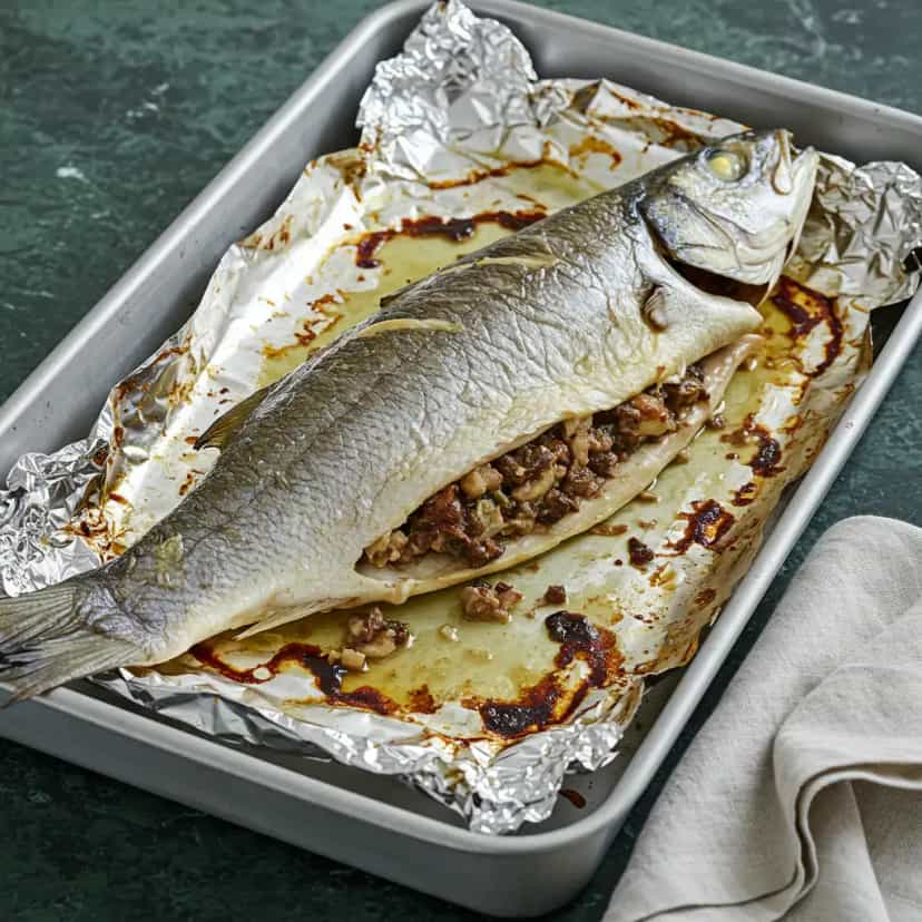 Foto deliciosa de Corvina Recheada ao Molho de Coco pronta para servir - Peixes & Frutos do Mar