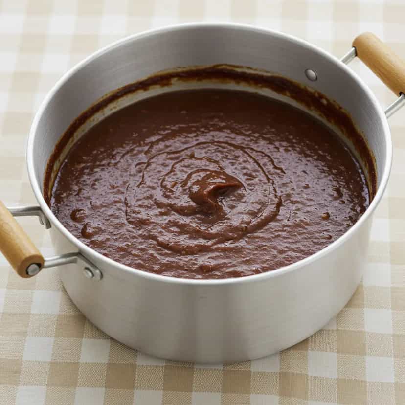 Foto deliciosa de Creme de Feijão com Calabresa pronta para servir - Pratos Brasileiros Icônicos