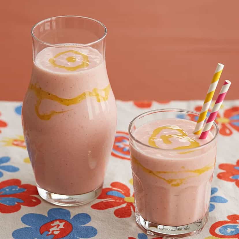 Foto deliciosa de Cremoso Smoothie de Coco com Morangos pronta para servir - Snacks Naturais