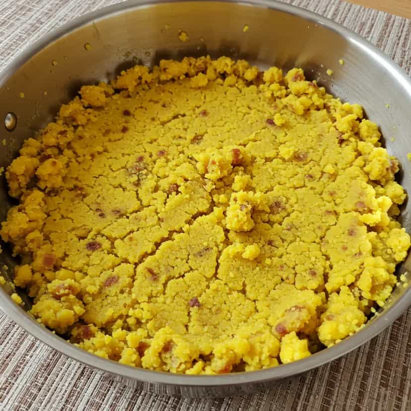 Foto deliciosa de Farofa Temperada com Calabresa e Bacon pronta para servir - Pratos Brasileiros Icônicos