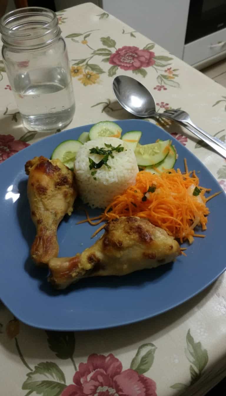 Foto deliciosa de Frango assado cremoso com cebola pronta para servir - Carnes & Frango