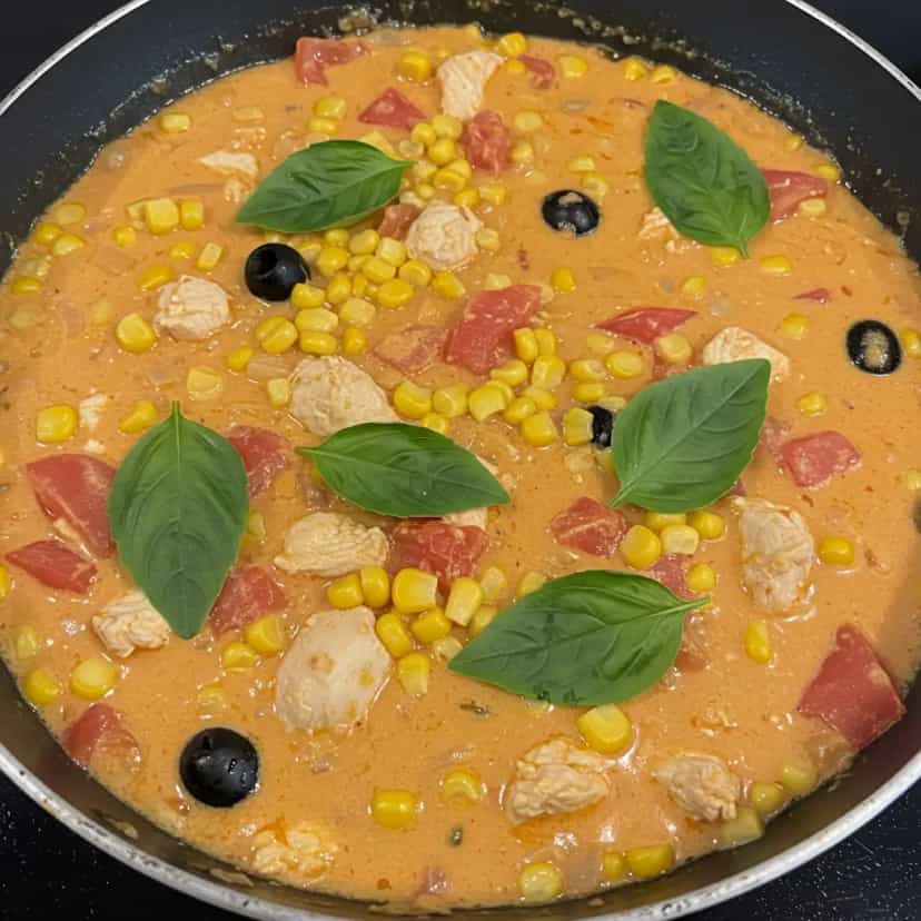 Foto deliciosa de Frango cremoso fácil pronta para servir - Até 5 Ingredientes