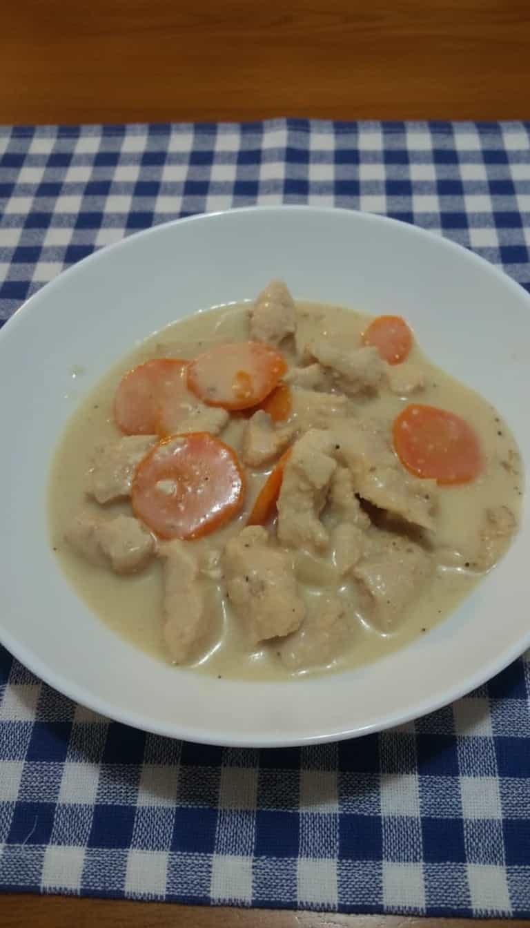 Foto deliciosa de Fricassê de Frango Cremoso pronta para servir - Carnes & Frango