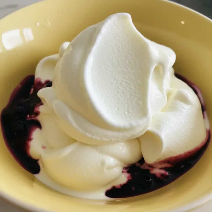 Foto deliciosa de Frozen Iogurte Cremoso pronta para servir - Doces Gelados & Sorvetes