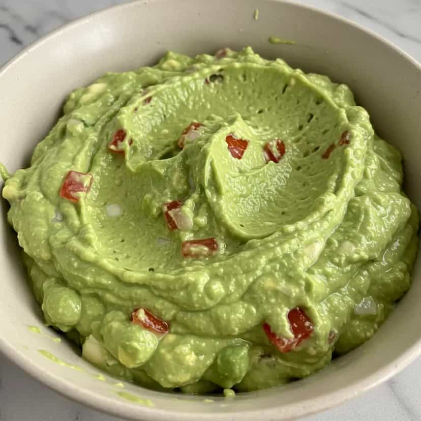 Foto deliciosa de Guacamole cremosa pronta para servir - Pastas & Patês