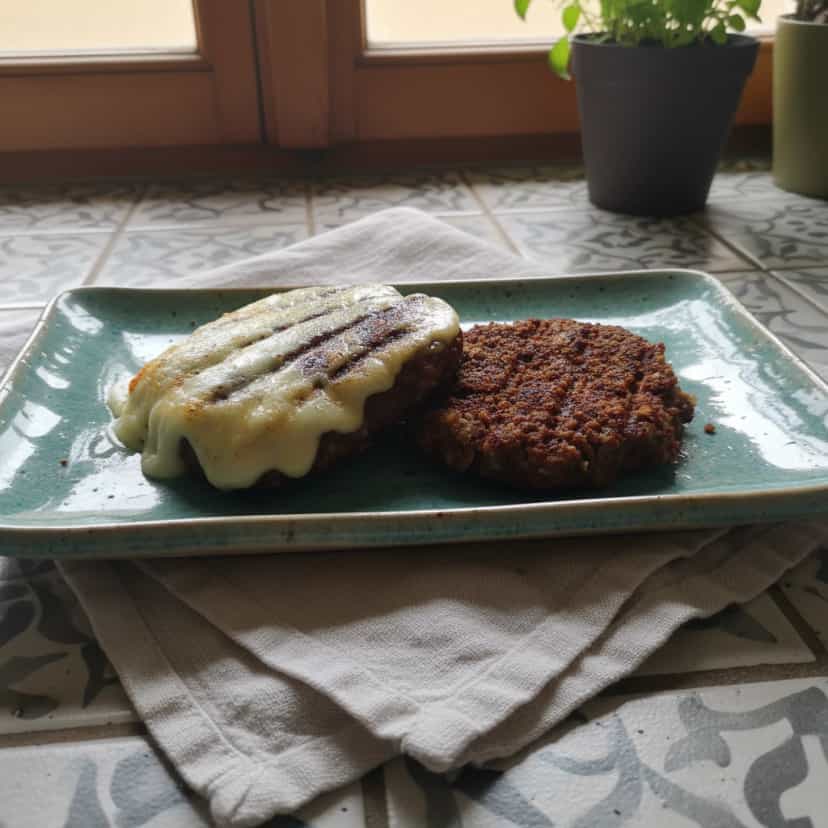 Foto deliciosa de Hambúrguer Caseiro Grelhado na Brasa pronta para servir - Sanduíches & Hambúrgueres
