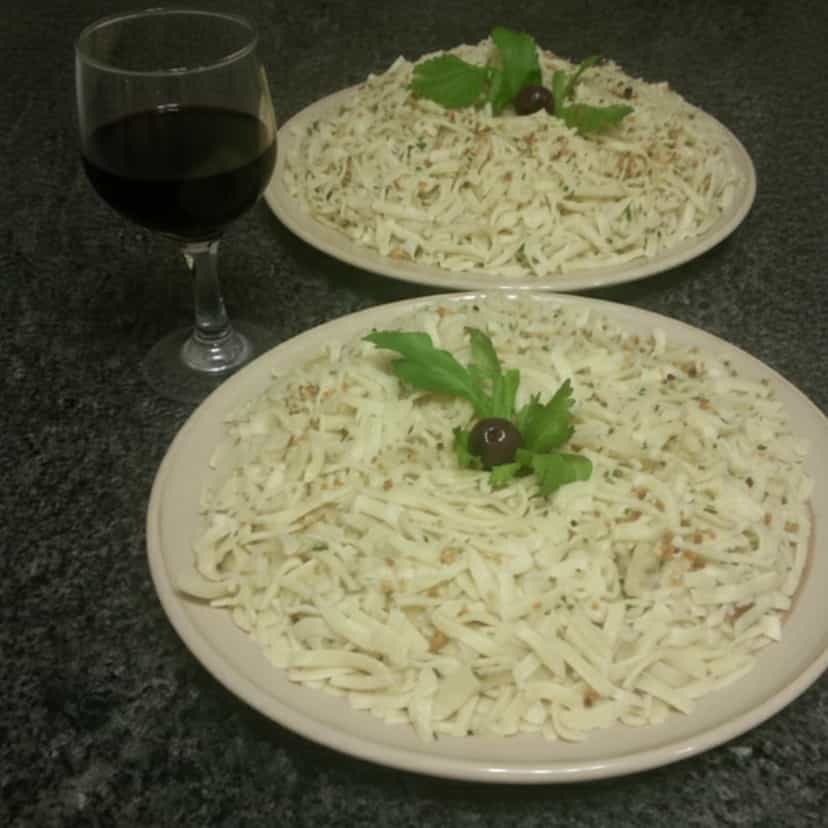 Foto deliciosa de Macarrão alho e óleo pronta para servir - Até 5 Ingredientes