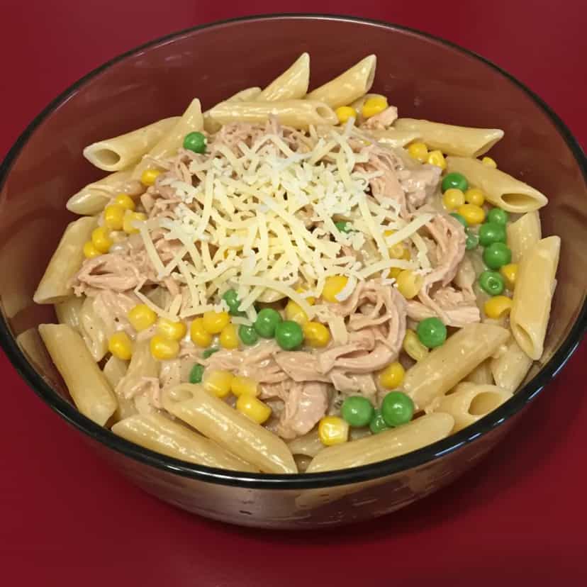 Foto deliciosa de Macarrão Penne com Frango Desfiado pronta para servir - Outras Receitas