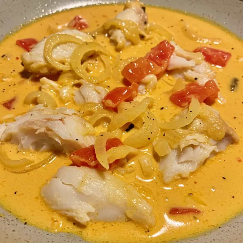 Foto deliciosa de Merluza ao Molho de Leite de Coco pronta para servir - Peixes & Frutos do Mar