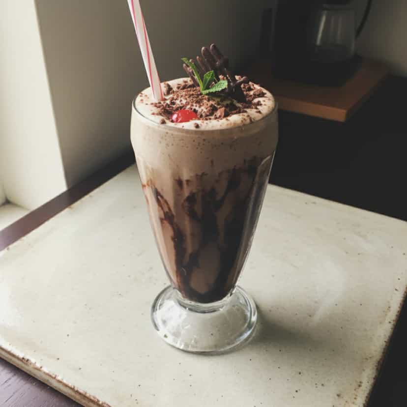 Foto deliciosa de Milk-Shake Cremoso de Chocolate pronta para servir - Milkshakes