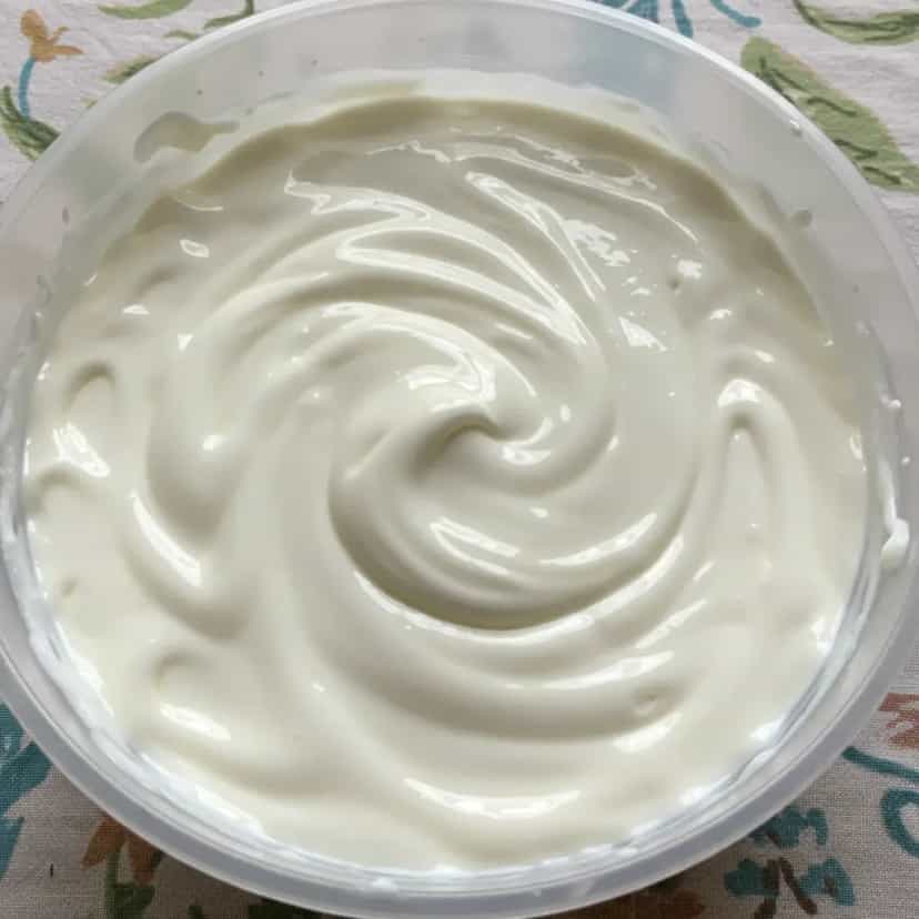 Foto deliciosa de Molho de Alho Cremoso pronta para servir - Pastas & Patês