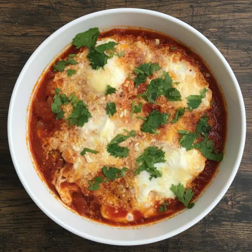 Foto deliciosa de Ovo Pochê ao Molho de Tomate pronta para servir - Brunch