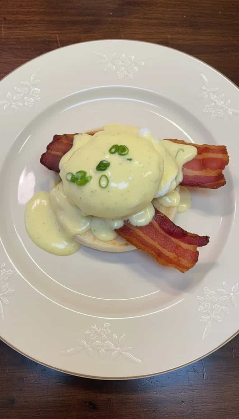 Foto deliciosa de Ovos Benedict pronta para servir - Brunch