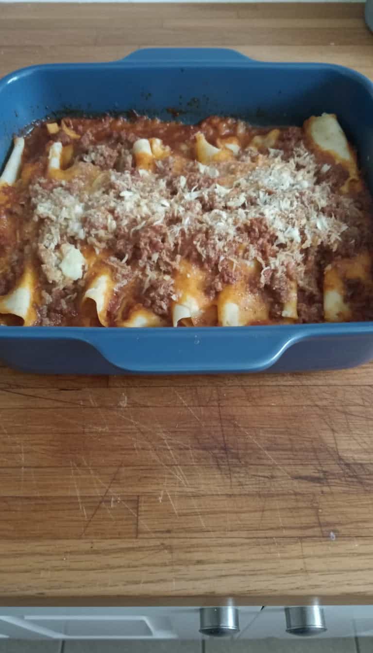 Foto deliciosa de Panquecas Recheadas ao Forno pronta para servir - Almoço & Jantar