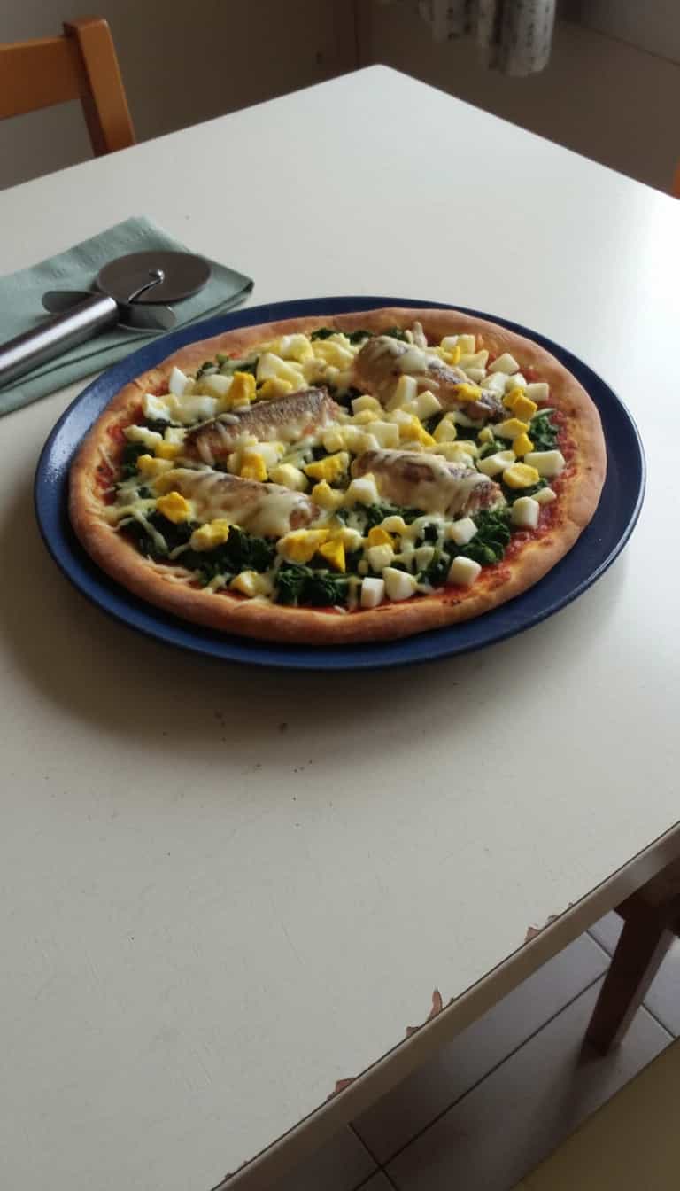 Foto deliciosa de Pizza de Sardinha com Espinafre pronta para servir - Pizzas & Salgados