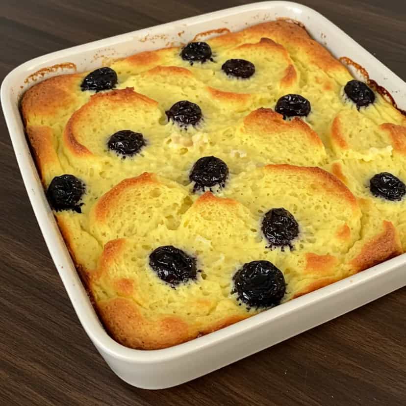 Foto deliciosa de Pudim de Pão com Coco e Queijo pronta para servir - Pudins & Cremes