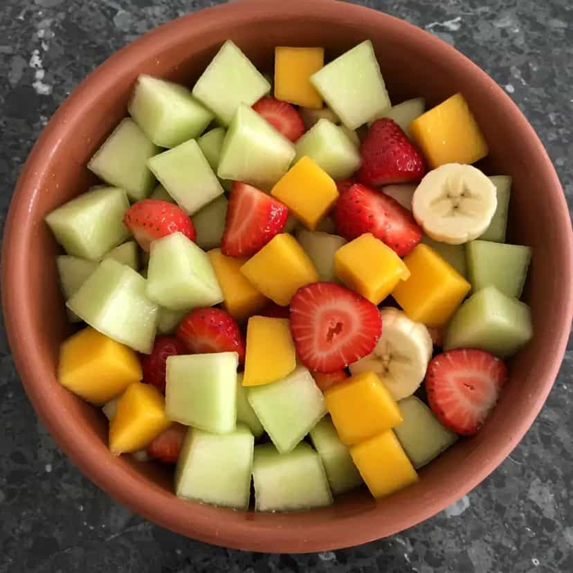 Foto deliciosa de Salada de Frutas Refrescante pronta para servir - Snacks Naturais