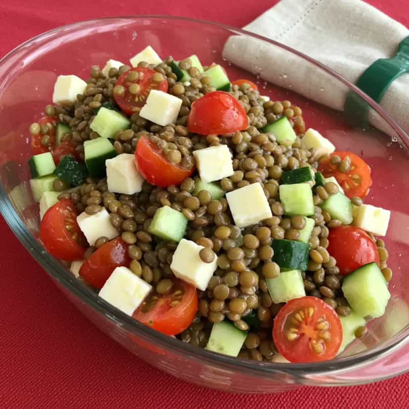 Foto deliciosa de Salada de Lentilhas Mediterrânea pronta para servir - Saladas