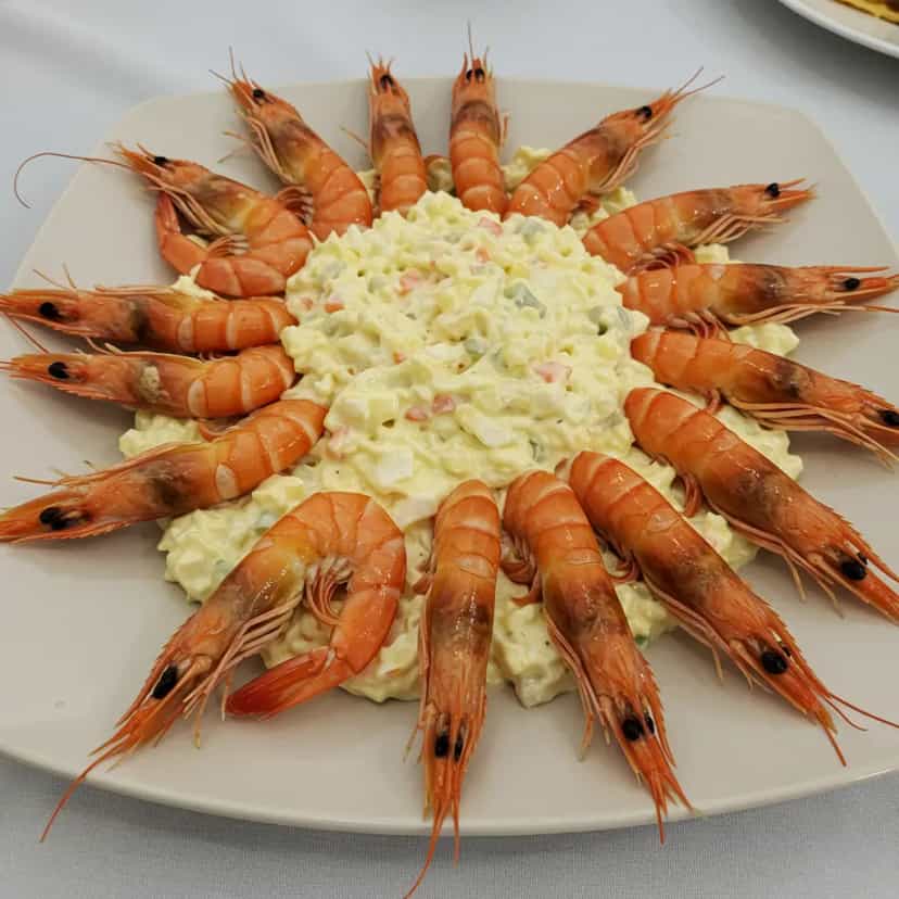 Foto deliciosa de Salada de Natal com Camarões pronta para servir - Saladas