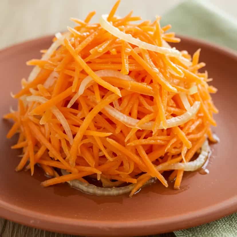 Foto deliciosa de Salada Refrescante de Cenoura e Cebola pronta para servir - Outras Receitas