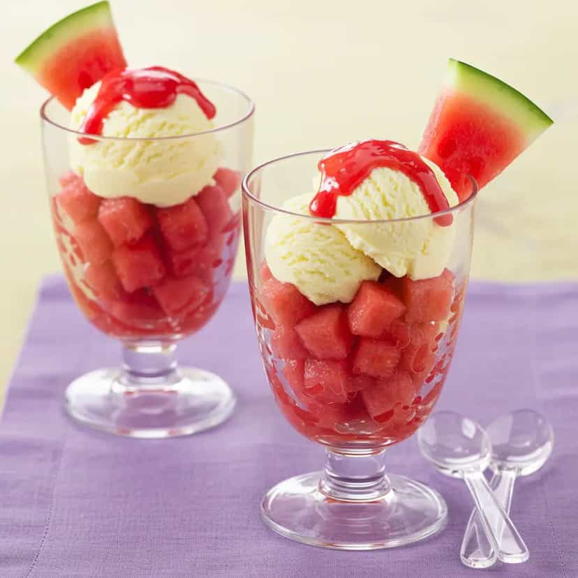 Foto deliciosa de Sorvete com Calda de Goiaba e Melancia pronta para servir - Doces Gelados & Sorvetes