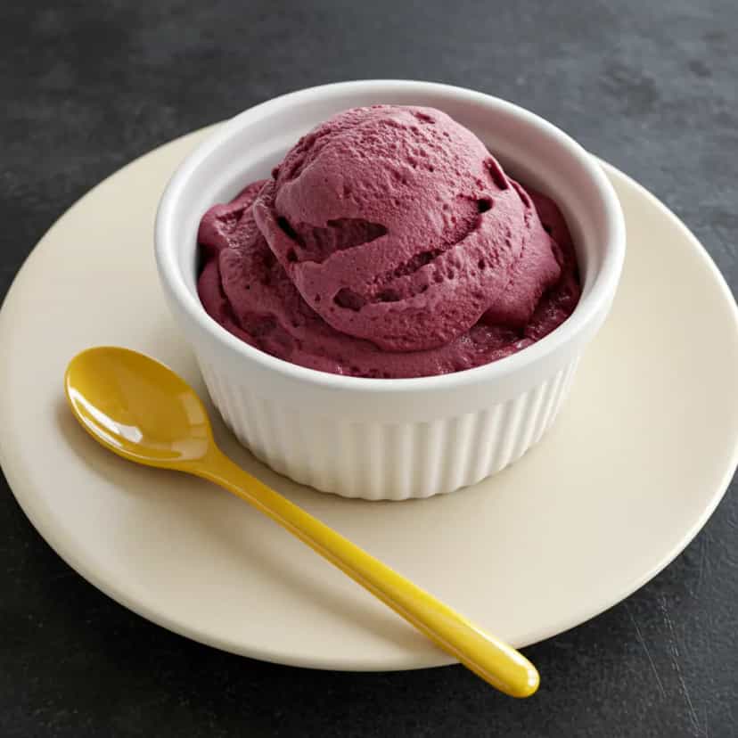 Foto deliciosa de Sorvete Cremoso de Açaí pronta para servir - Doces Gelados & Sorvetes
