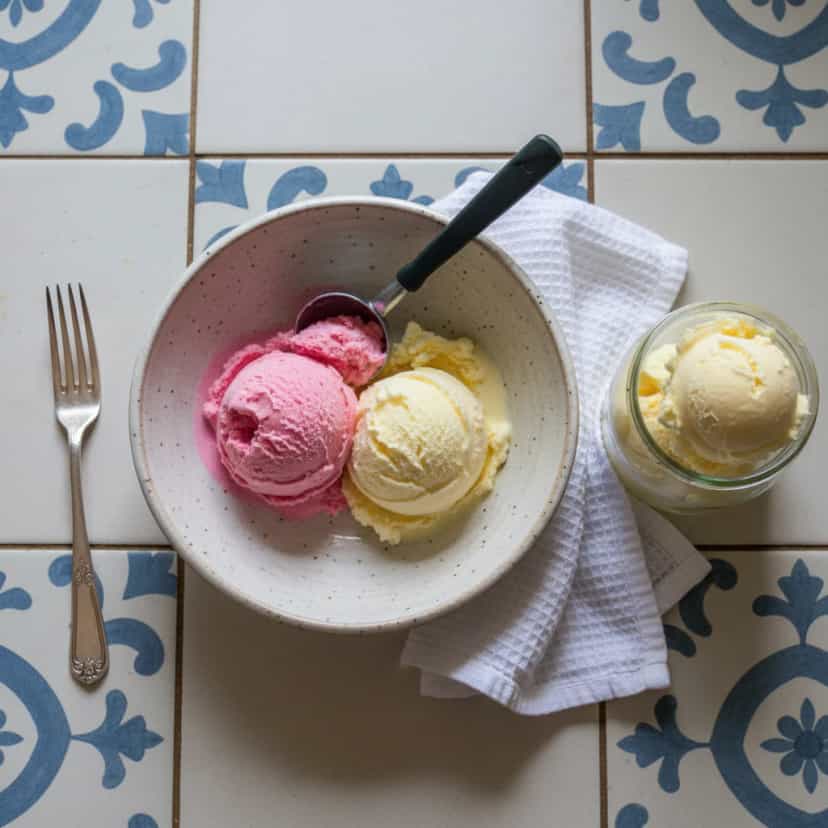 Foto deliciosa de Sorvete Cremoso de Gelatina pronta para servir - Doces Gelados & Sorvetes