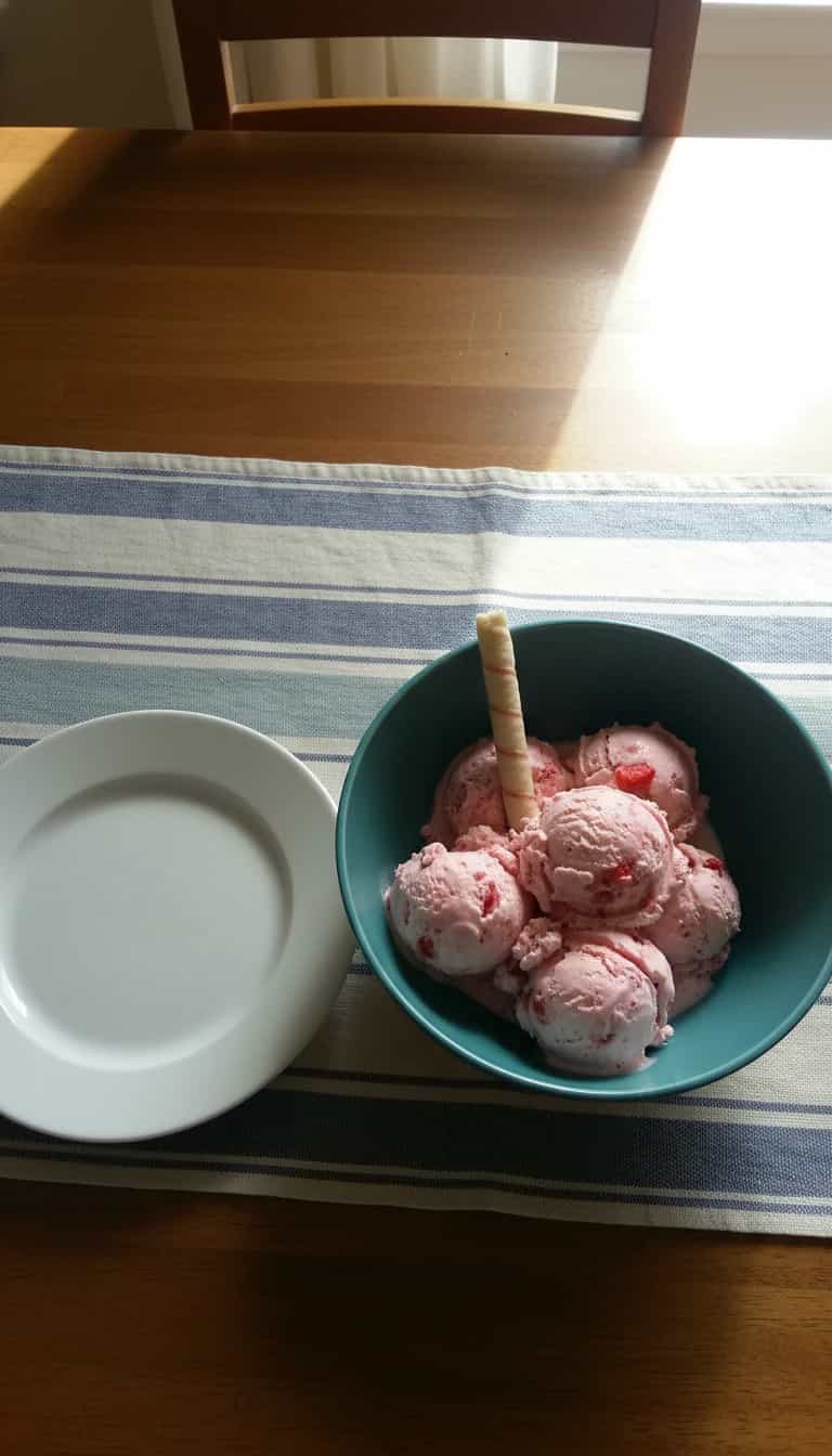 Foto deliciosa de Sorvete Cremoso de Morango pronta para servir - Doces Gelados & Sorvetes