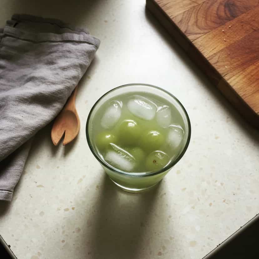 Foto deliciosa de Suco Refrescante de Uva com Coco pronta para servir - Sucos & Smoothies