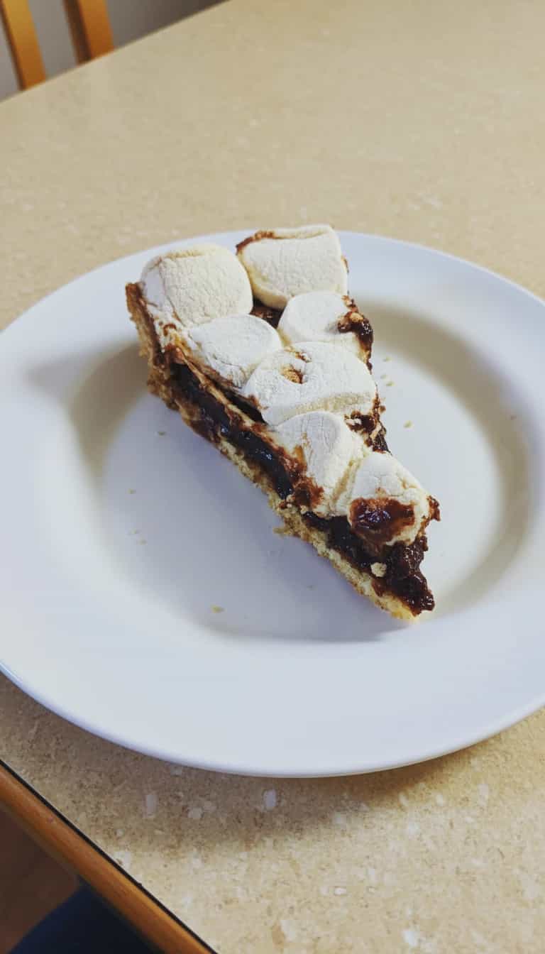 Foto deliciosa de Torta de Chocolate com Marshmallow pronta para servir - Tortas & Tortinhas