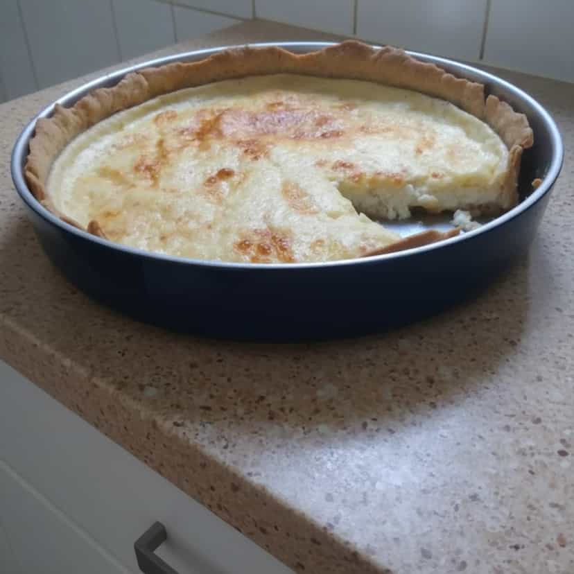 Foto deliciosa de Torta de Queijo Minas pronta para servir - Snacks Assados