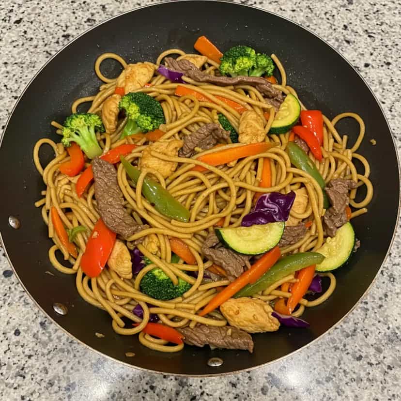 Foto deliciosa de Yakisoba Completo pronta para servir - Bowls & Noodles