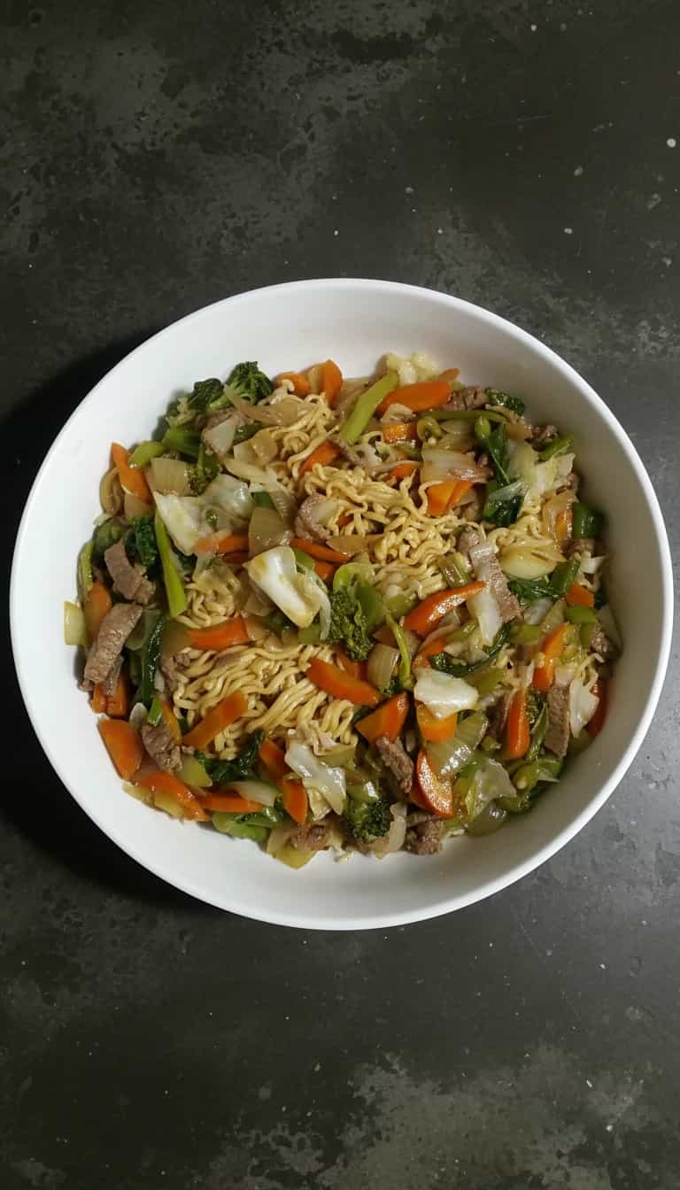 Foto deliciosa de Yakissoba de Carne pronta para servir - Bowls & Noodles