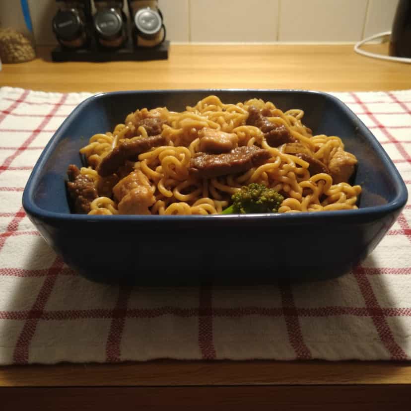 Foto deliciosa de Yakissoba de Frango e Carne pronta para servir - Bowls & Noodles