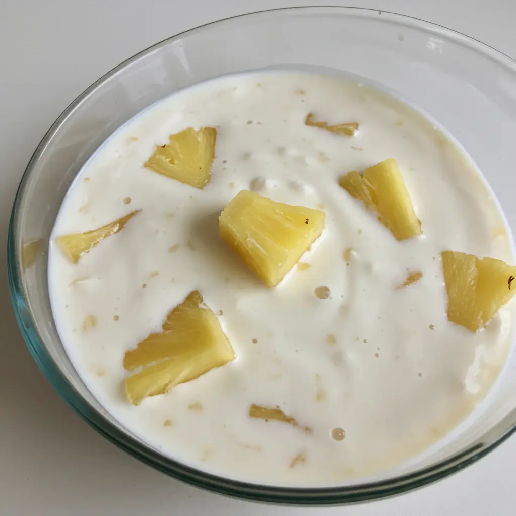 Mousse de abacaxi com pedaços da fruta