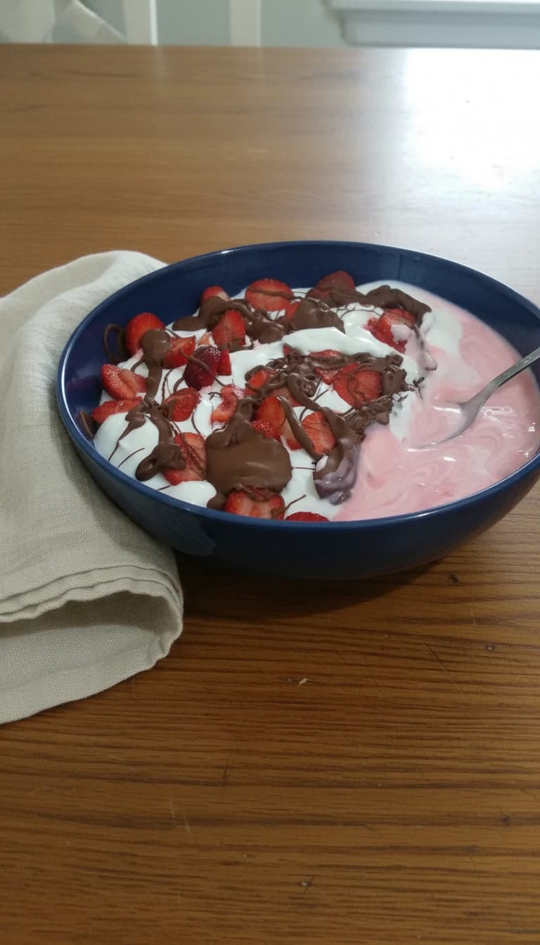 Mousse de Morango com Chocolate e Chantilly