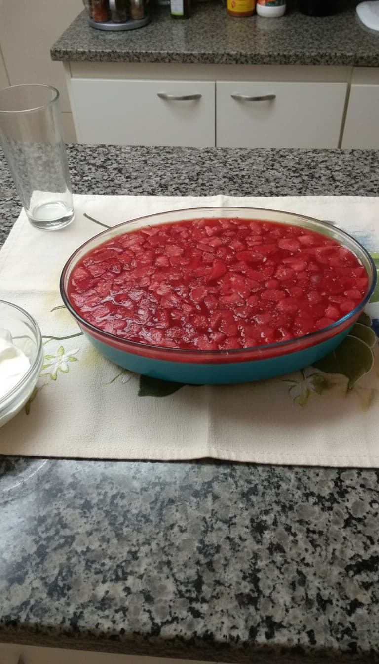 Torta Cremosa de Morango com Gelatina